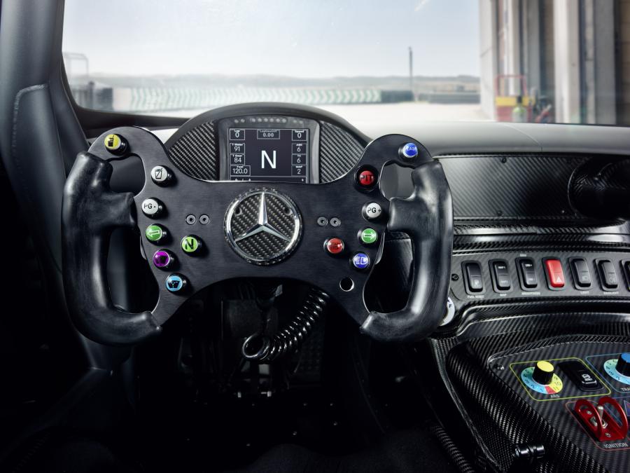 Панель приборов Mercedes-AMG GT4 (C190) 2017 года  (фото 11 из 43)